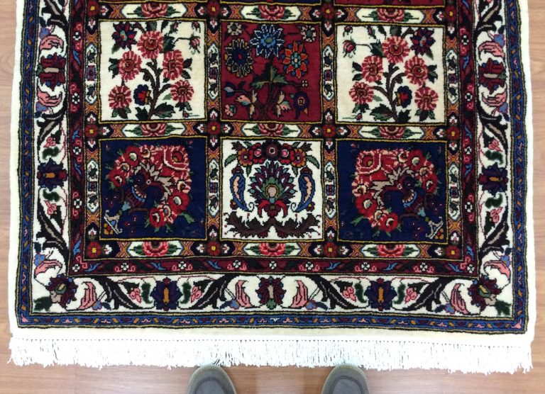 Bakhtiari extra fine hand knotted wool rug - Image 2