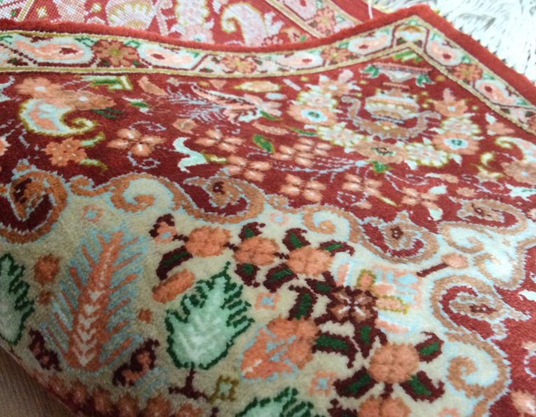 super fine 55 cm. X 30 cm. Silk Qom small rug - Image 9