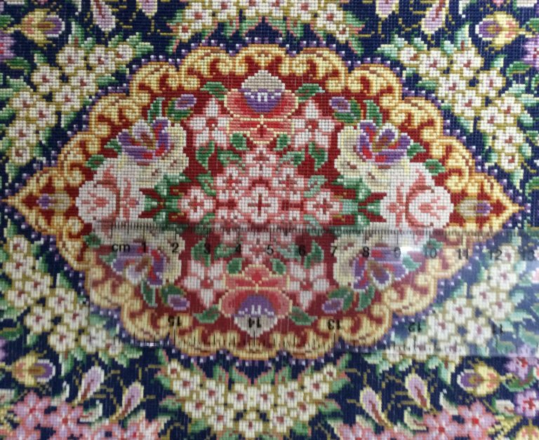 super fine 40 cm. X 28 cm. Silk Qom small rug - Image 10