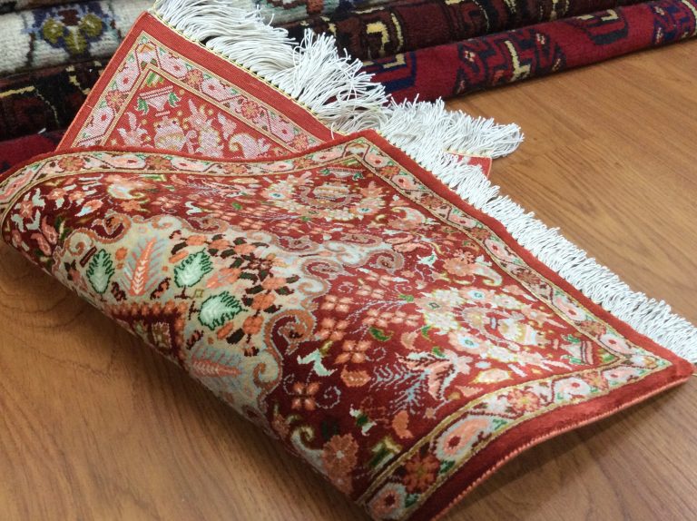 super fine 55 cm. X 30 cm. Silk Qom small rug - Image 3