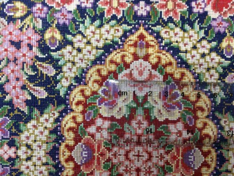 super fine 40 cm. X 28 cm. Silk Qom small rug - Image 6