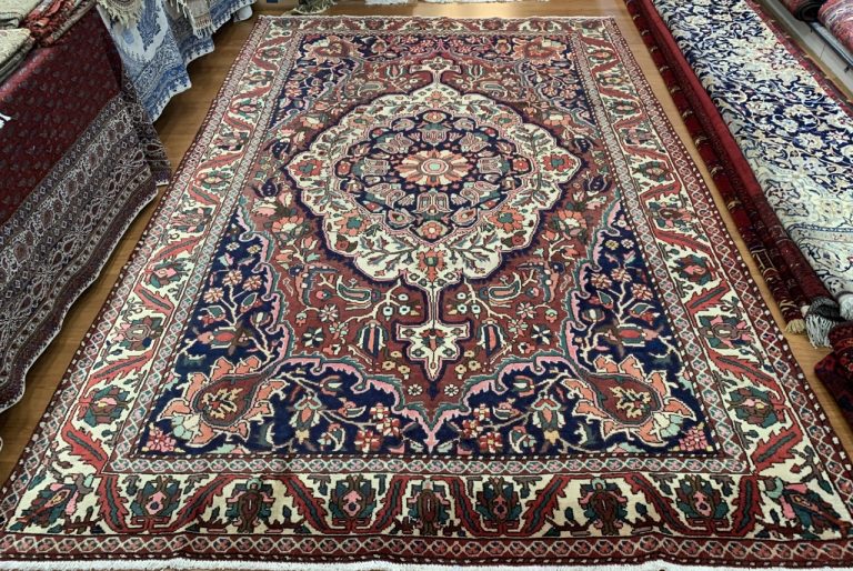 Bakhtiari 332 cm. X 213 cm. fine wool rug