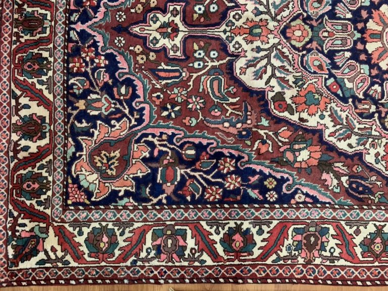 Bakhtiari 332 cm. X 213 cm. fine wool rug - Image 9