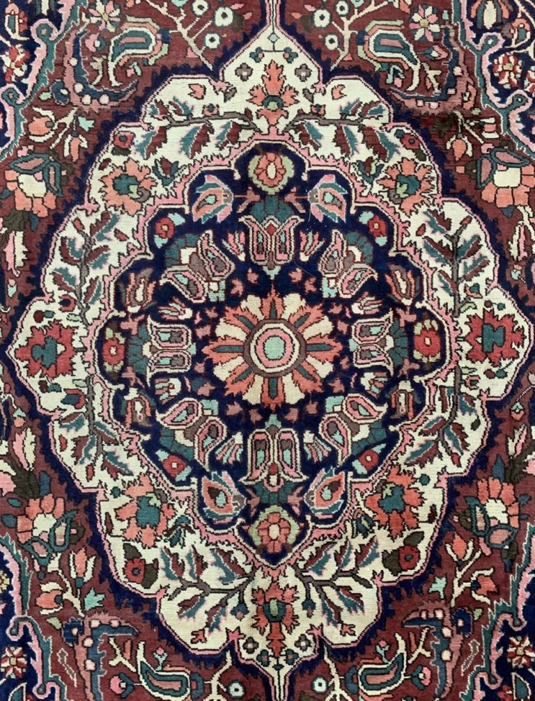 Bakhtiari 332 cm. X 213 cm. fine wool rug - Image 2