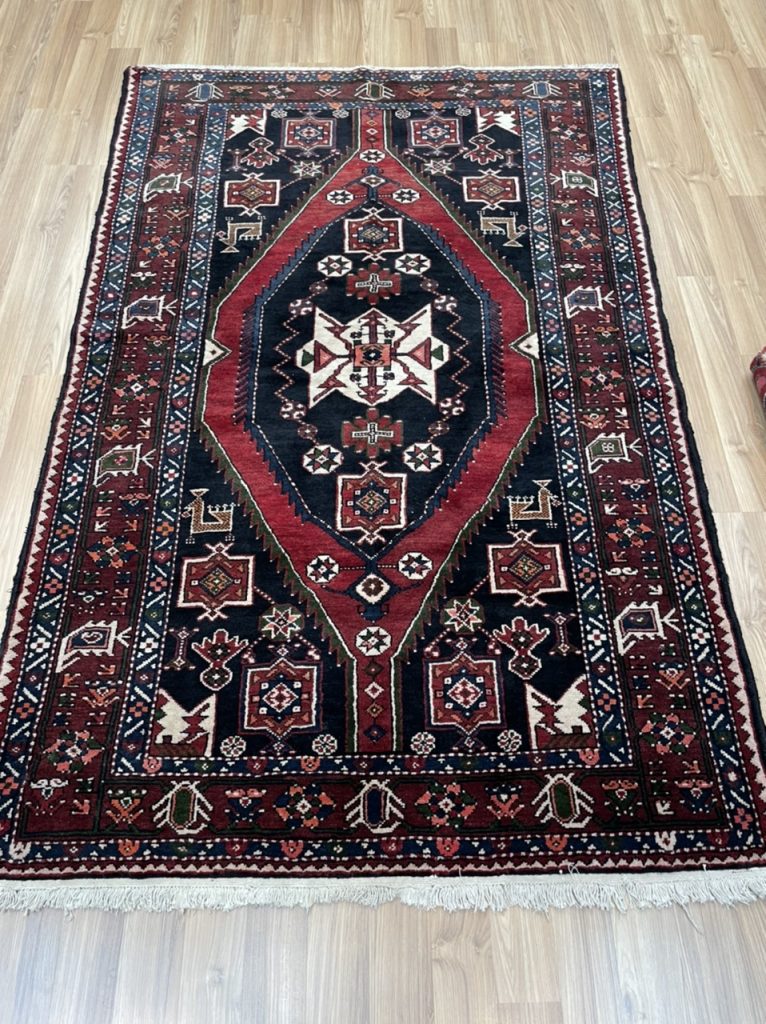 Persian Bakhtiari 220 cm. X 140 cm. super fine wool  rug - Image 4