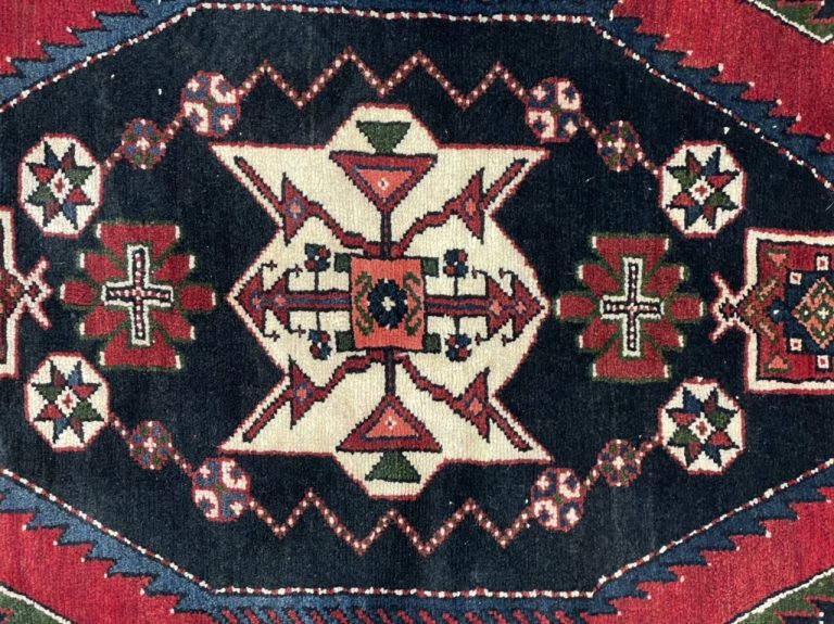 Persian Bakhtiari 220 cm. X 140 cm. super fine wool  rug - Image 2