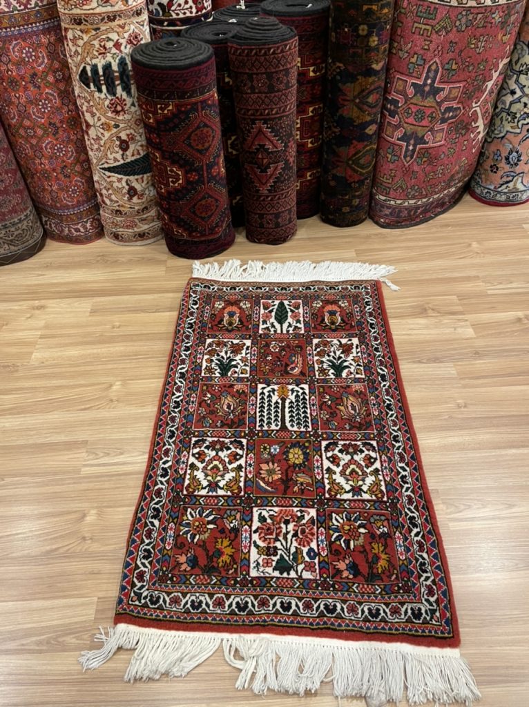 Bakhtiari 108 cm. X 65 cm. fine wool small rug - Image 4