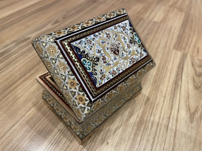 Persian Isfahan Inlaid jewel box 11 cm. X 8 cm. X 7 cm. high - Image 2