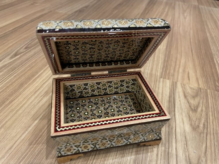 Persian Isfahan Inlaid jewel box 11 cm. X 8 cm. X 7 cm. high - Image 3